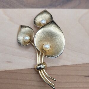 Vintage Gold Tone Metal Cala Lily Brooch Faux Pearl Estate Multiple Petals